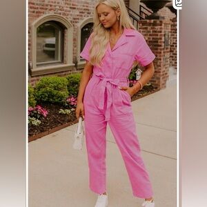 SKIES Are BLUE Pink Denim Jumpsuit with Short Sleeve,Tie Waist
SIZE 1X 
WOMENS